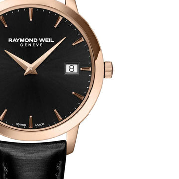 Ρολόι Raymond Weil Toccata 5388-PC5-20001 με μαύρο δερμάτινο λουράκι, μαύρο καντράν διαμέτρου 34mm και ροζ χρυσή κάσα.